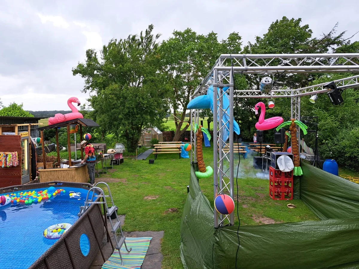 Gartenparty mit Pool, Traversenrig, Palmen und Nebelmaschine