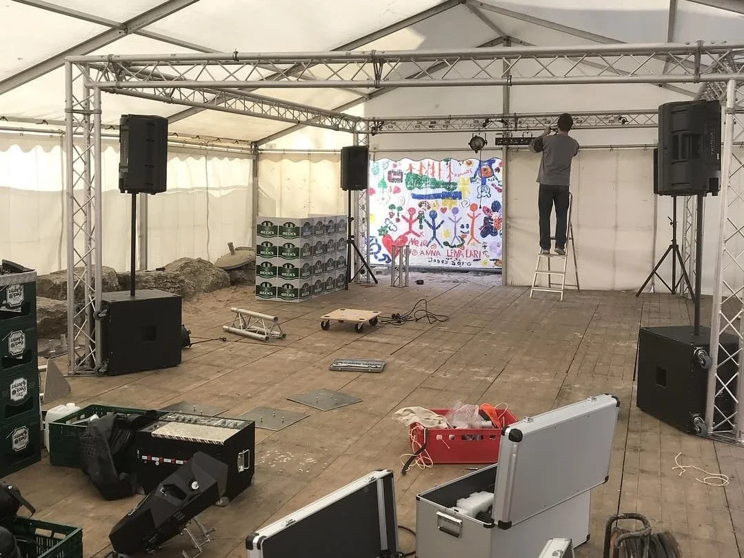 Festzelt beim Aufbau mit Traversen, Boxen und Lichttechnik
